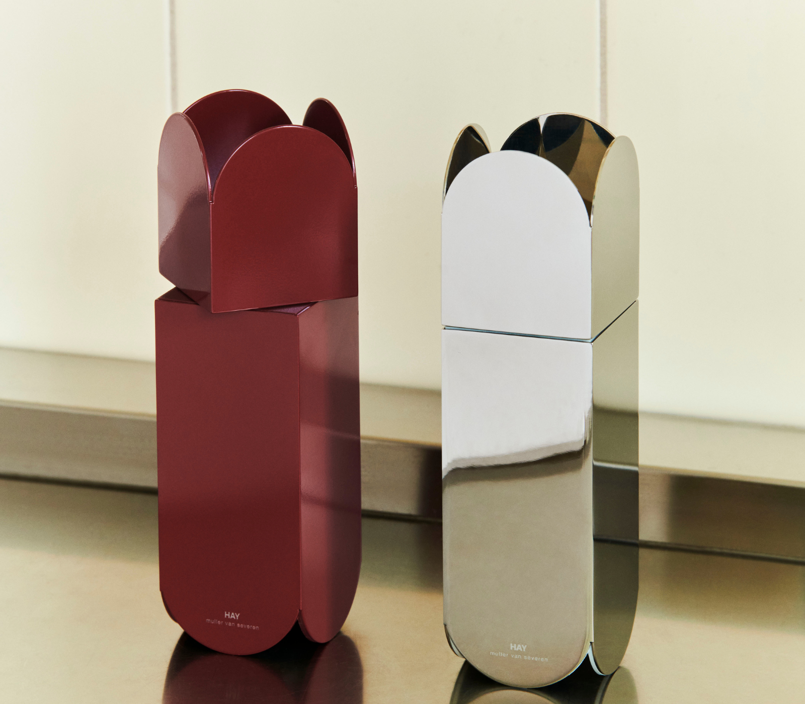 Arcs Grinder de diseño con acabado metálico en un entorno interior