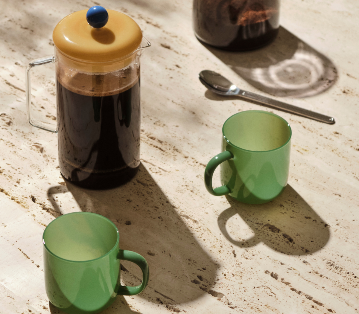 French Press Brewer Clear con café servido y tazas French Press Brewer Clear de cristal con café recién preparado y tazas