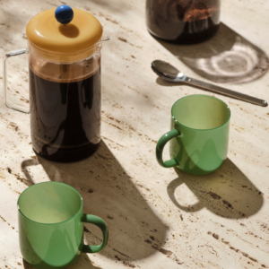 French Press Brewer Clear de cristal con café recién preparado y tazas