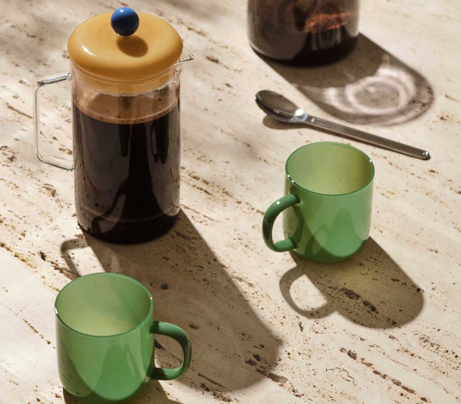 French Press Brewer Clear con café servido y tazas French Press Brewer Clear de cristal con café recién preparado y tazas