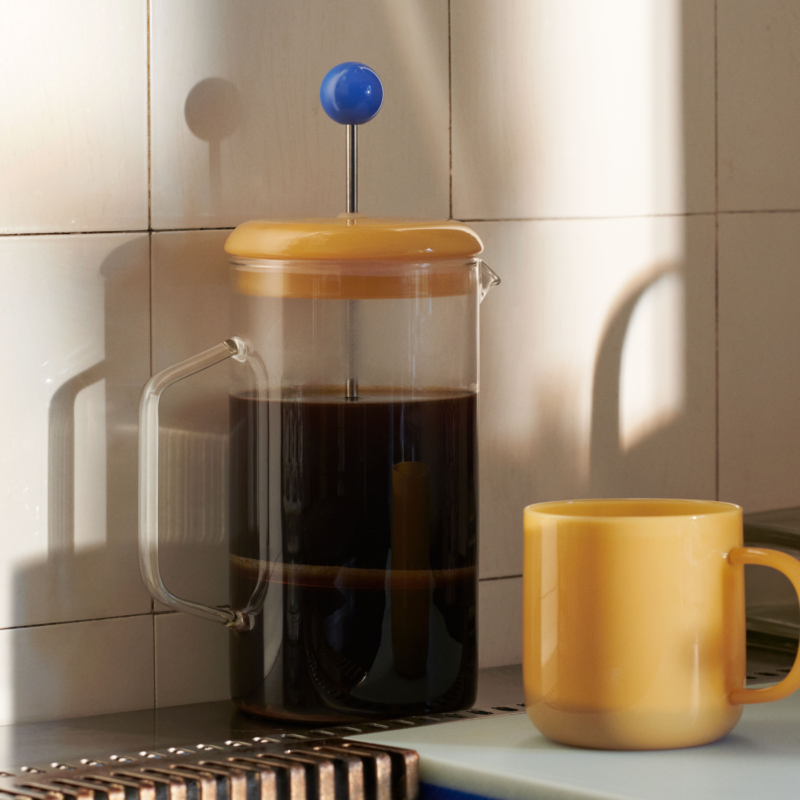 French Press Brewer Clear en cocina con taza de café French press Brewer Clear de cristal con café en una cocina junto a una taza