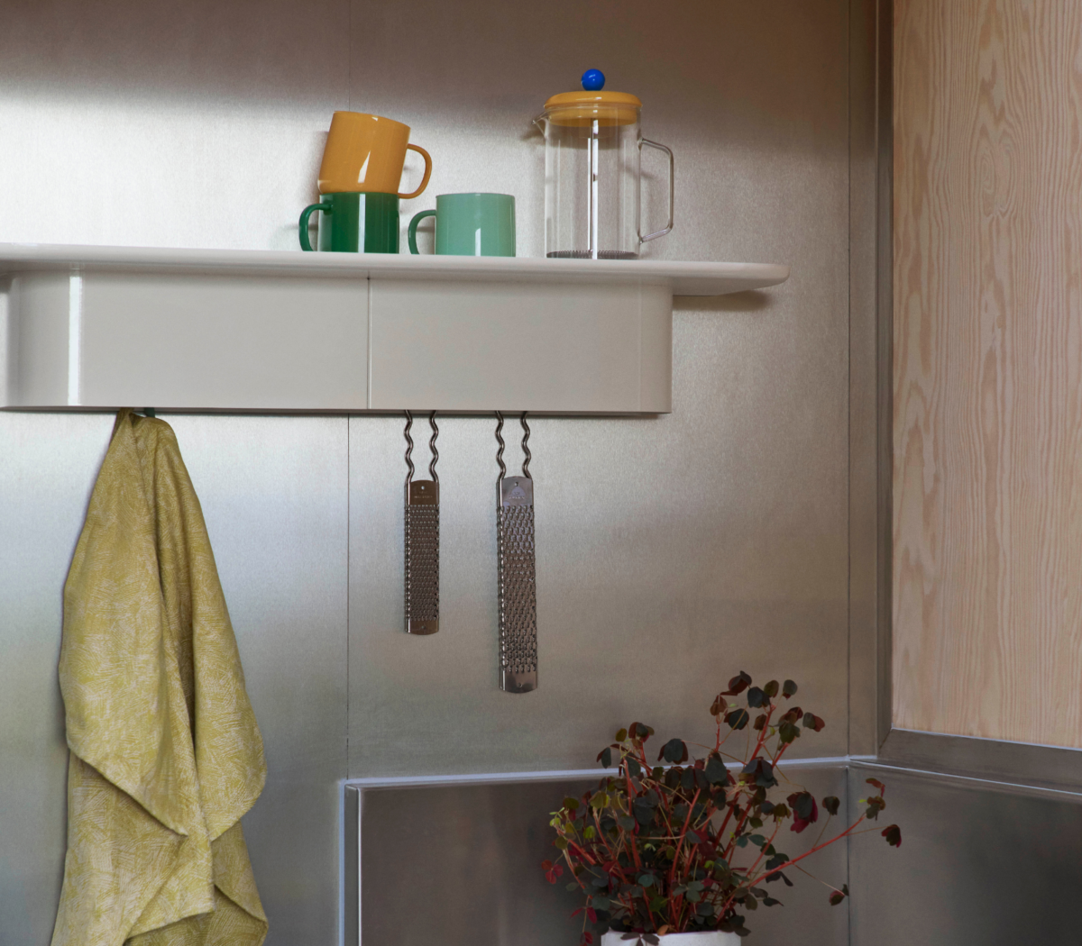 French Press Brewer Clear en estantería de cocina French Press Brewer Clear de cristal colocada en una estantería de cocina