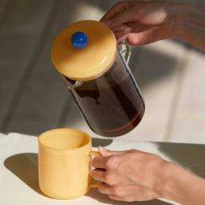 French Press Brewer Clear de cristal sirviendo café en una taza