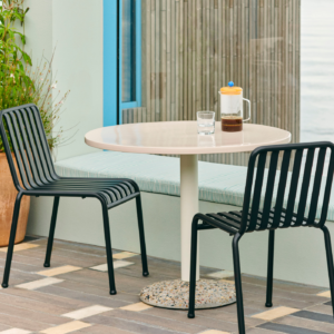 French Press Brewer Clear de cristal con café sobre una mesa en una terraza