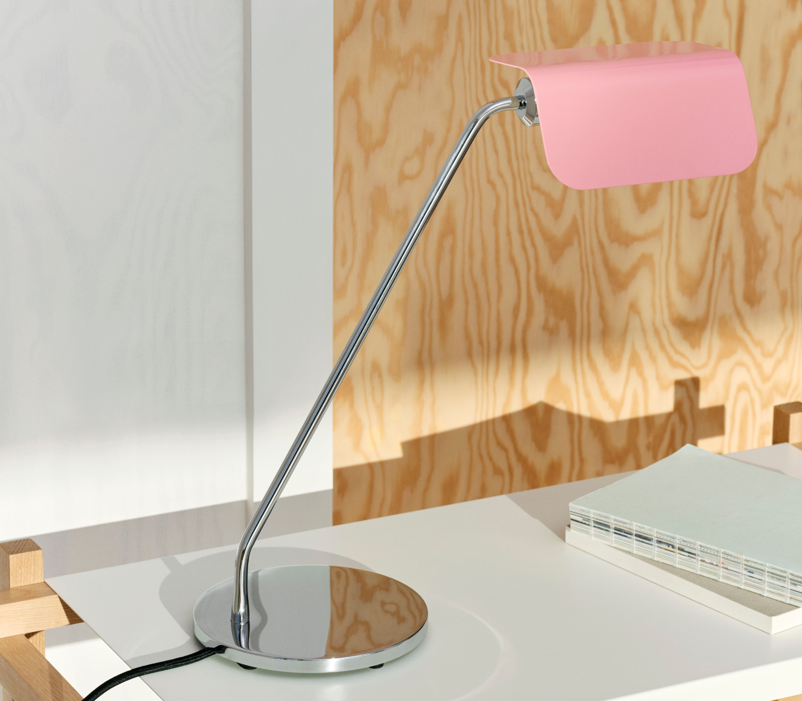 Lámpara Apex de diseño en color rosa sobre un escritorio