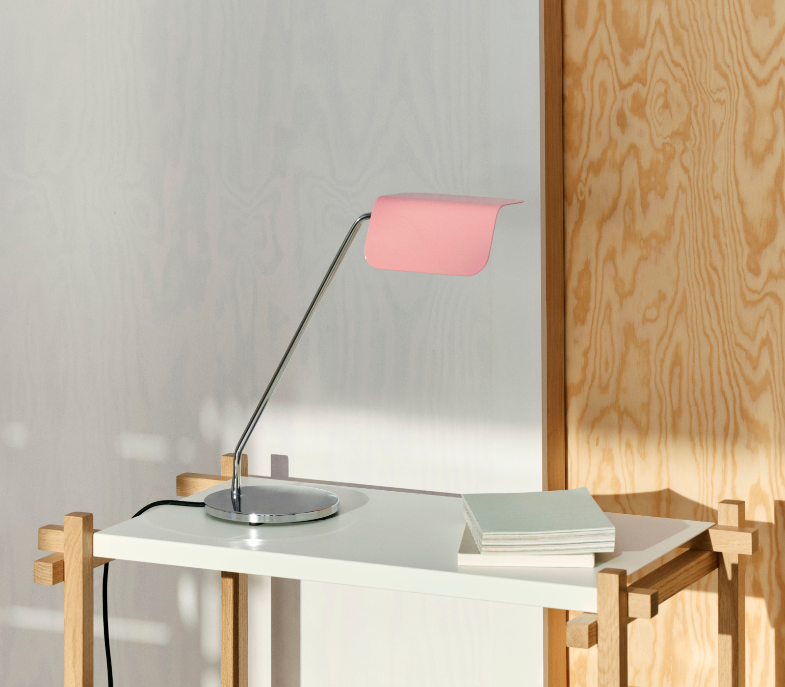 Lámpara Apex de diseño en color rosa sobre una mesa