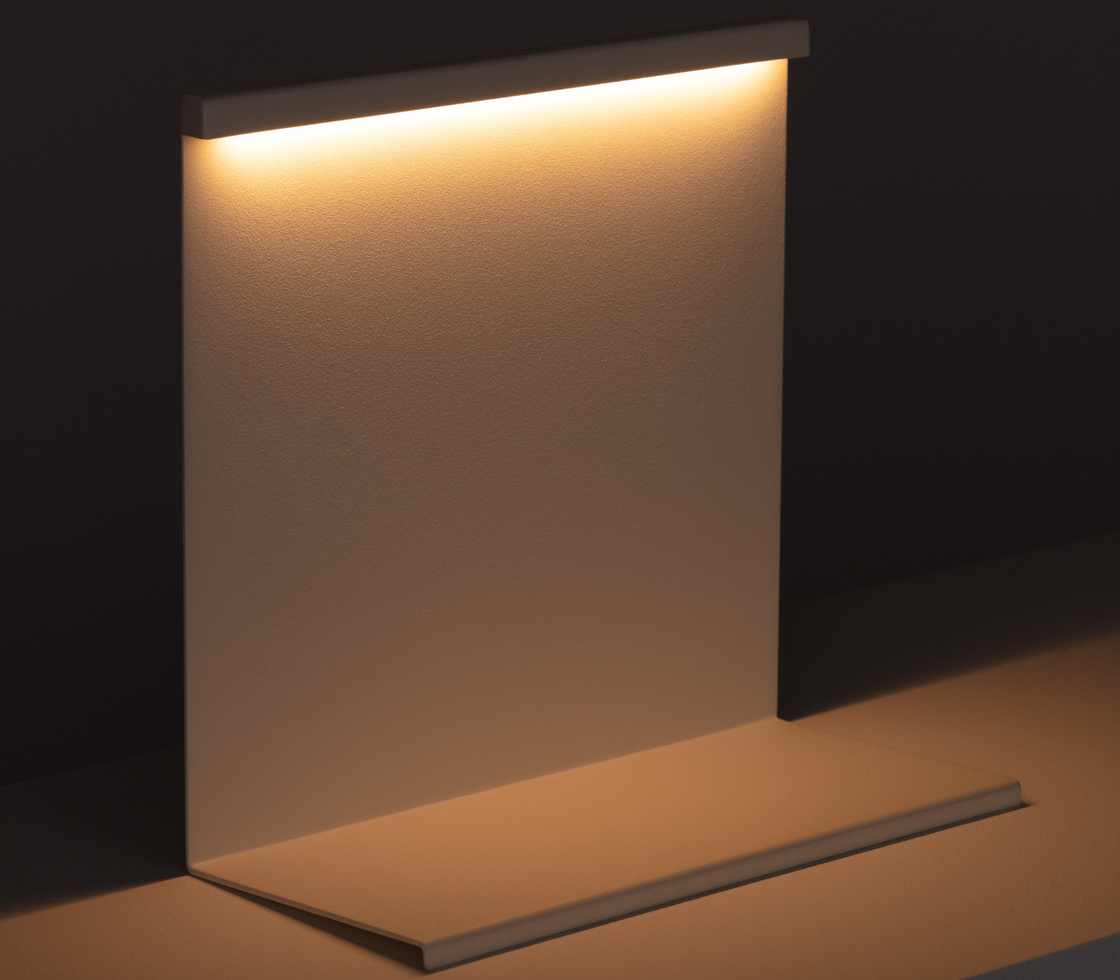 LBM Table Lamp de diseño en color blanco con luz ambiental encendida