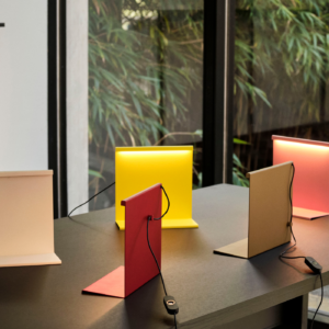 LBM Table Lamp de diseño en una composición de iluminación interior