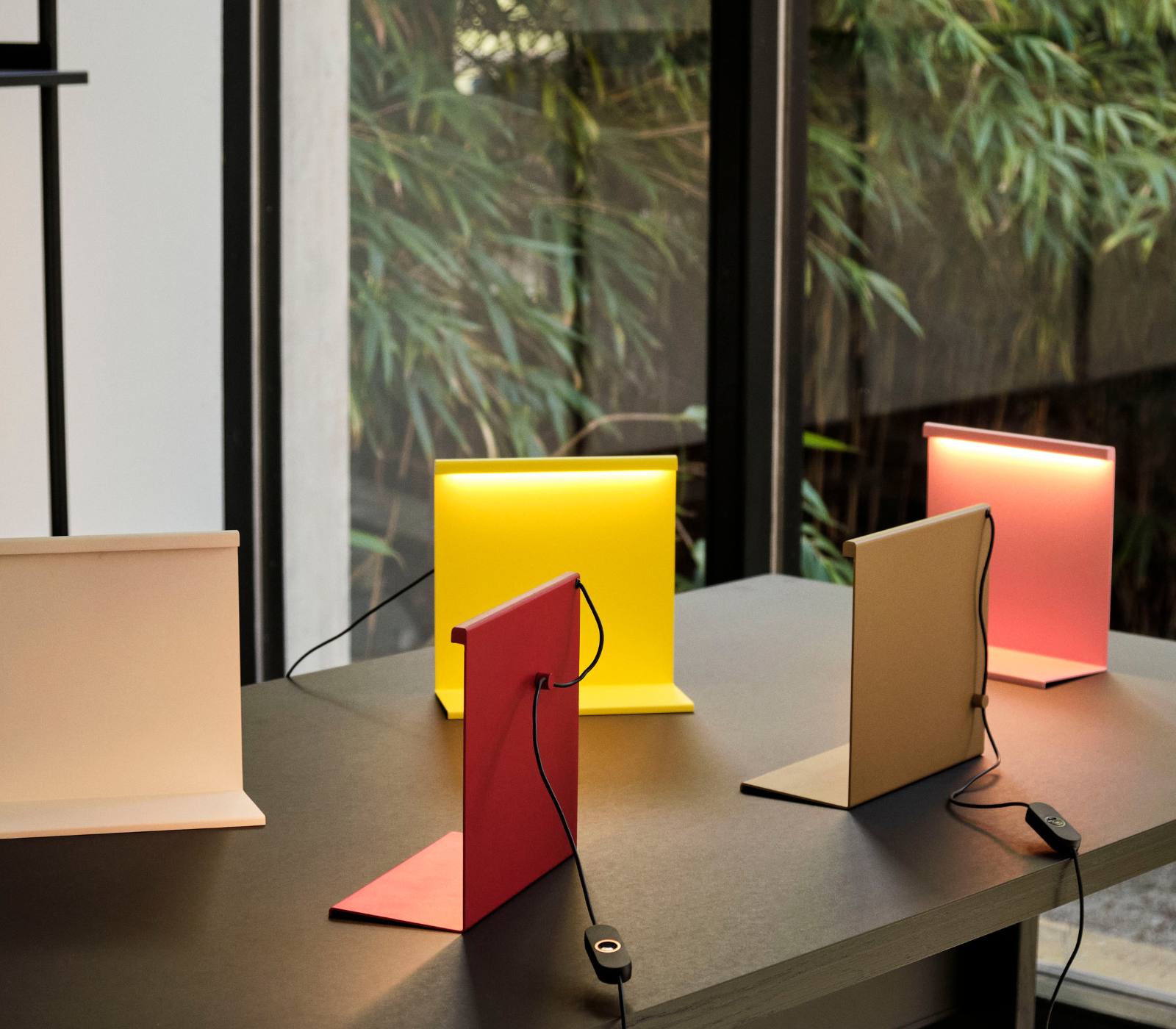 LBM Table Lamp de diseño en una composición de iluminación interior