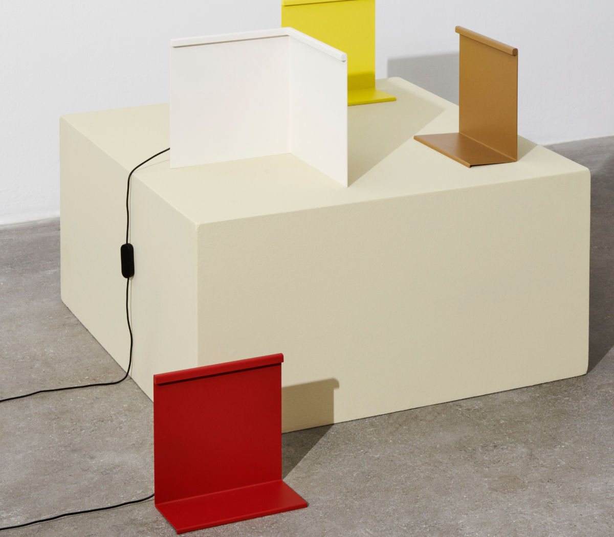 LBM Table Lamp de diseño mostrada en una composición de interior