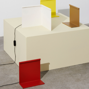 LBM Table Lamp de diseño mostrada en una composición de interior