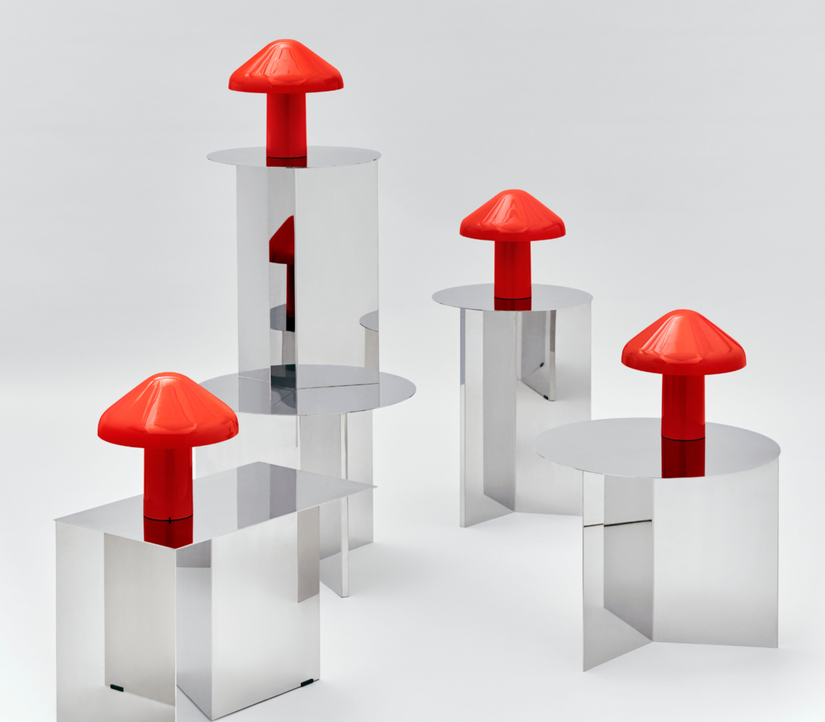 Pao Portable Lamp en composición de varias unidades Pao Portable Lamp portátil de diseño en color rojo en varias unidades