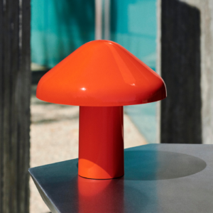 Pao Portable Lamp portátil de diseño en color rojo en exterior