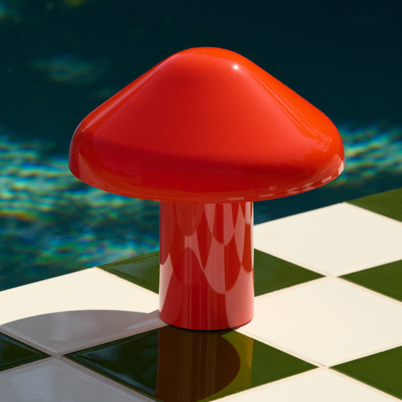 Pao Portable Lamp roja sobre superficie ajedrezada Pao Portable Lamp portátil de diseño en color rojo