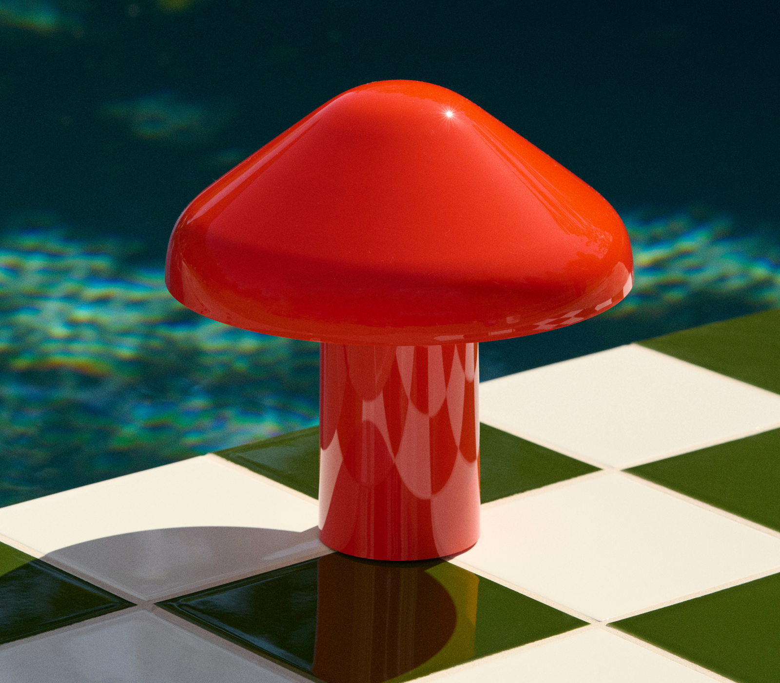 Pao Portable Lamp roja sobre superficie ajedrezada Pao Portable Lamp portátil de diseño en color rojo