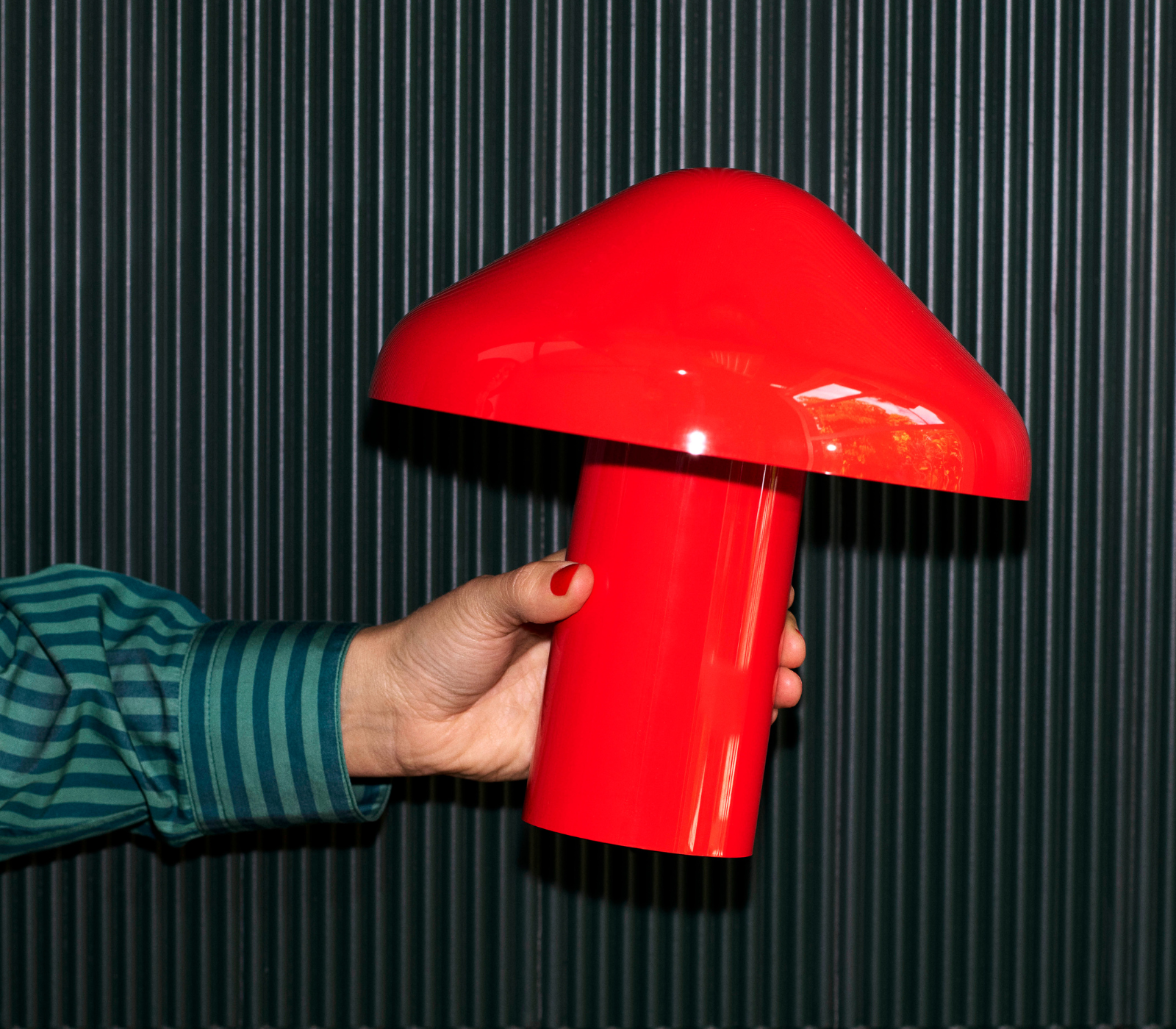 Pao Portable Lamp portátil sostenida en la mano Pao Portable Lamp portátil de diseño en color rojo sostenida en la mano