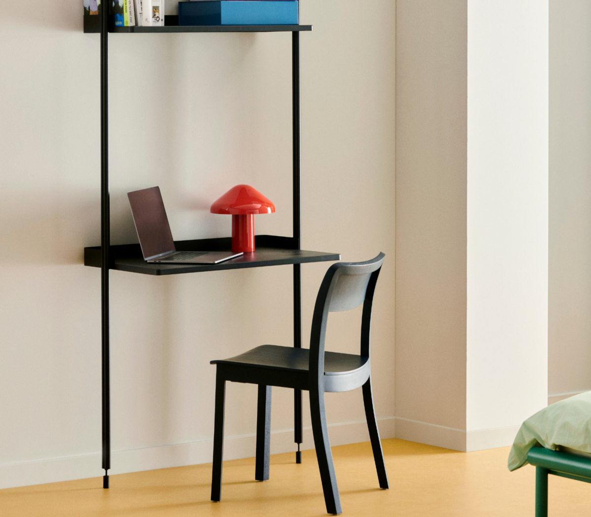 Pao Portable Lamp en escritorio de interior Pao Portable Lamp portátil de diseño en color rojo sobre un escritorio