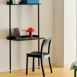 Pao Portable Lamp portátil de diseño en color rojo sobre un escritorio