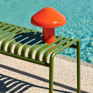 Pao Portable Lamp portátil de diseño en color rojo junto a una piscina