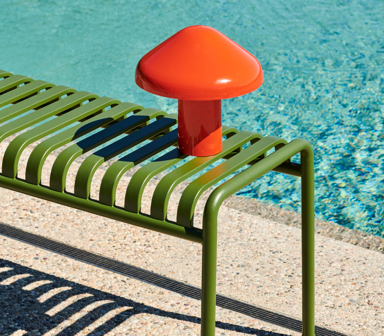 Pao Portable Lamp en exterior junto a piscina Pao Portable Lamp portátil de diseño en color rojo junto a una piscina