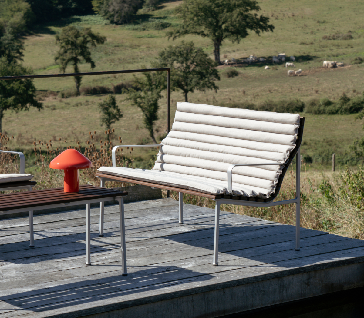 Pao Portable Lamp en terraza exterior Pao Portable Lamp portátil de diseño en una terraza exterior