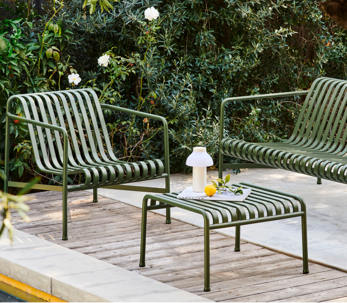 PC Portable de diseño en color blanco sobre mesa en un espacio exterior