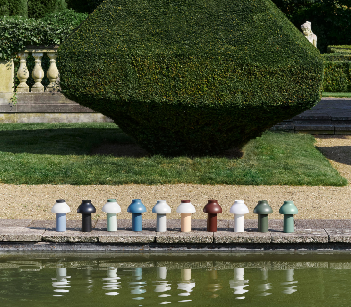 PC Portable de diseño mostrada en una colección de lámparas en un entorno exterior