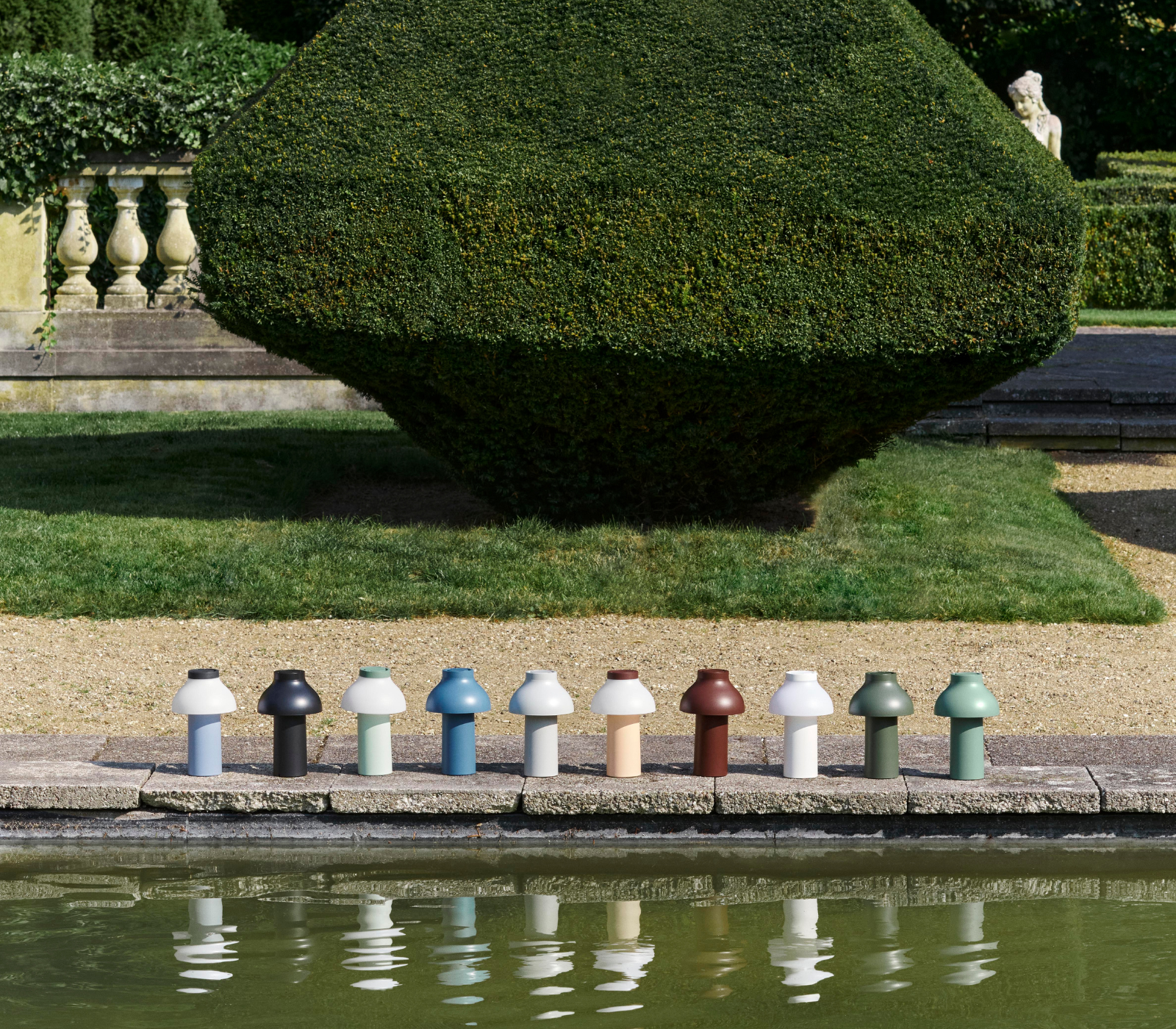 PC Portable de diseño mostrada en una colección de lámparas en un entorno exterior