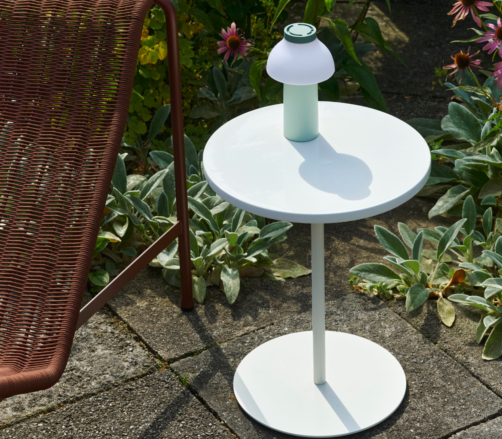 PC Portable de diseño en color verde sobre una mesa en exterior