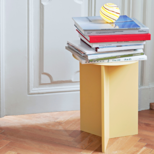 Slit Table de diseño en color amarillo utilizada como mesa auxiliar en interior