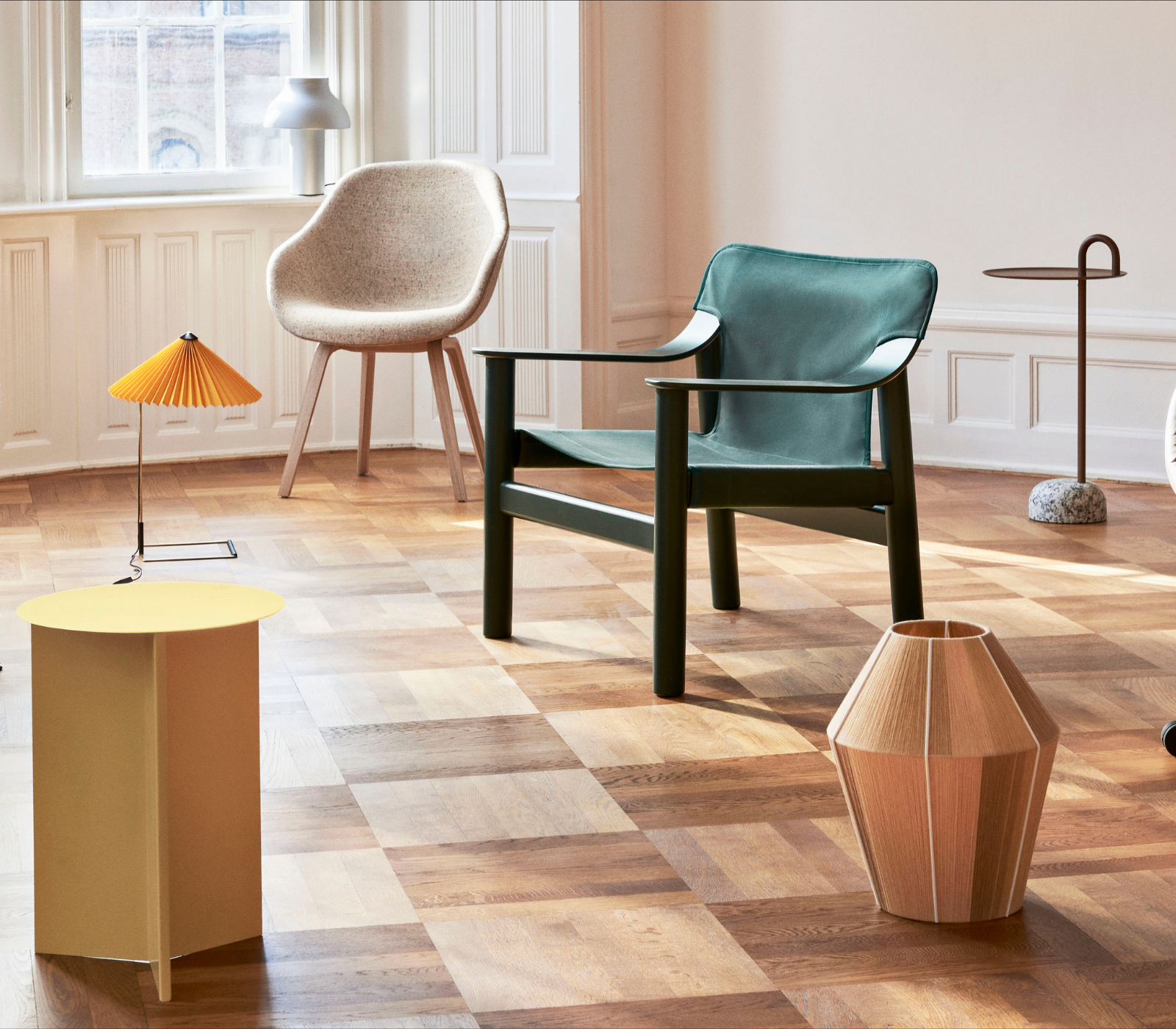 Slit Table amarilla en interior de diseño Slit Table de diseño en color amarillo en un espacio interior decorado