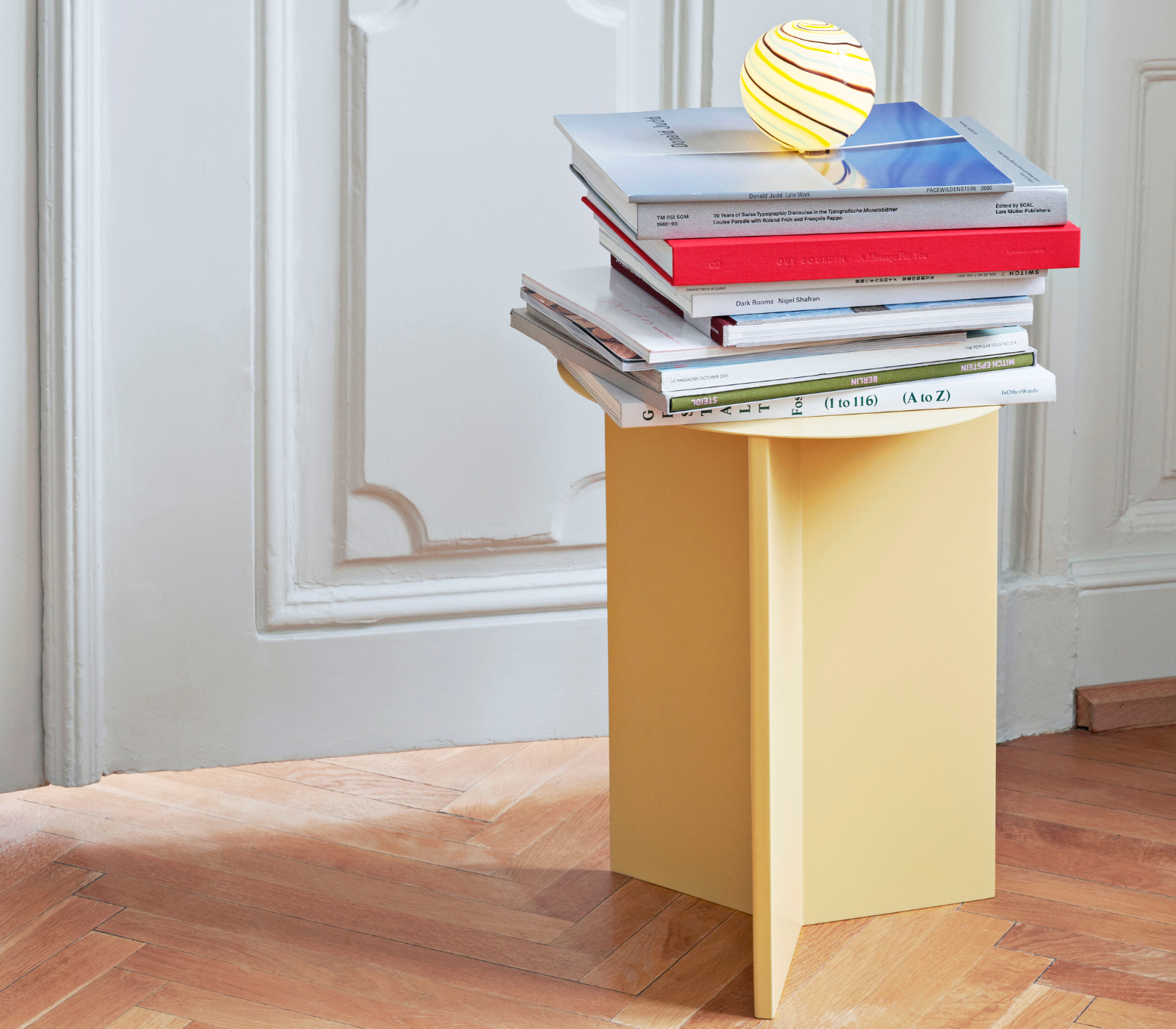 Slit Table amarilla en interior Slit Table de diseño en color amarillo utilizada como mesa auxiliar en interior