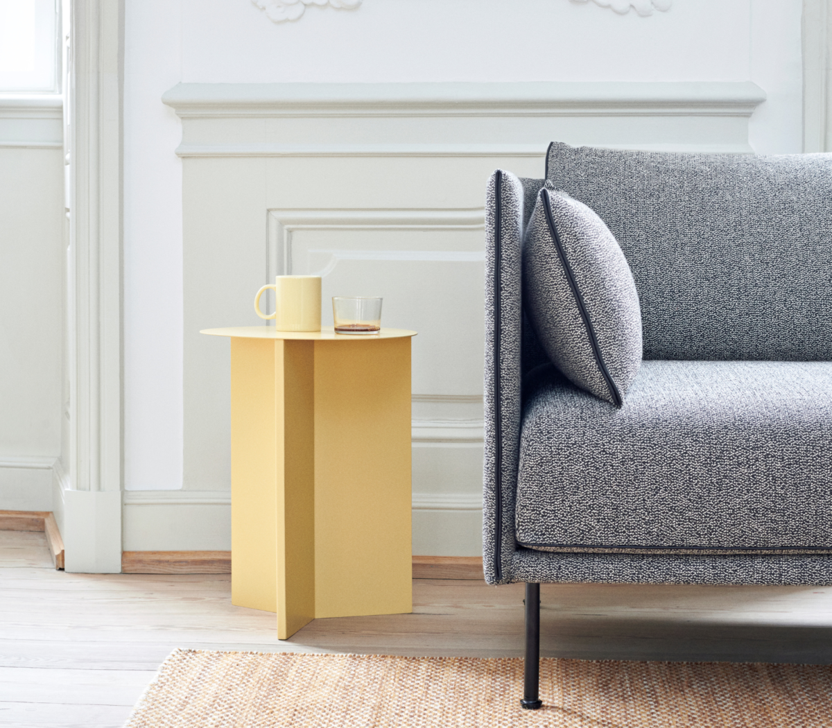 Slit Table amarilla junto a sofá Slit Table de diseño en color amarillo junto a un sofá en un salón
