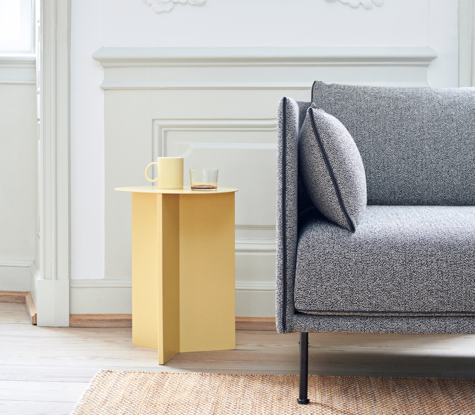 Slit Table amarilla junto a sofá Slit Table de diseño en color amarillo junto a un sofá en un salón